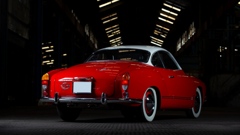 Andre Martys roter Karman Ghia von hinten in einer Fabrikhalle.