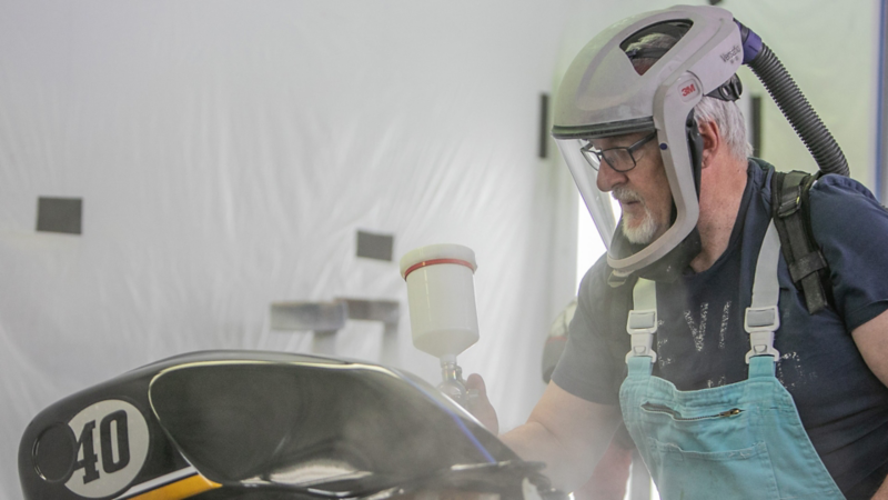 Andre Marty beim sprayen eines Motorrads.