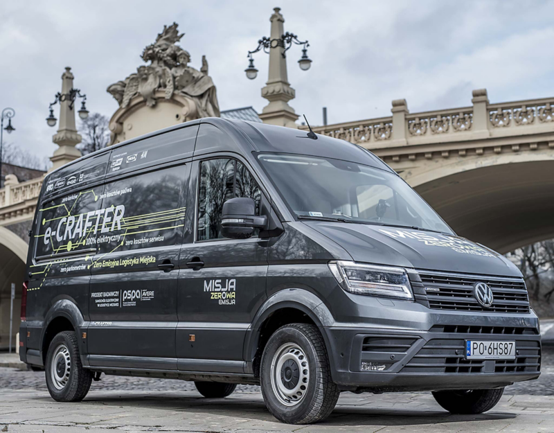e-Crafter z stoi an tle mostu