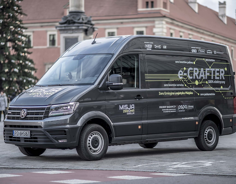 Na boku e-Craftera widoczna jest okleina Misja Zerowa Emisja