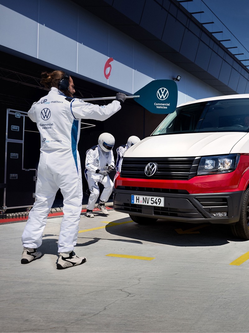 VW Connect Pro Boxenstopp-Team arbeitet an einem VW Transporter Kastenwagen.
