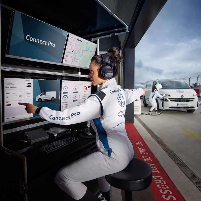 Connect Pro Boxenstopp Team wertet Daten am Bildschirm aus.