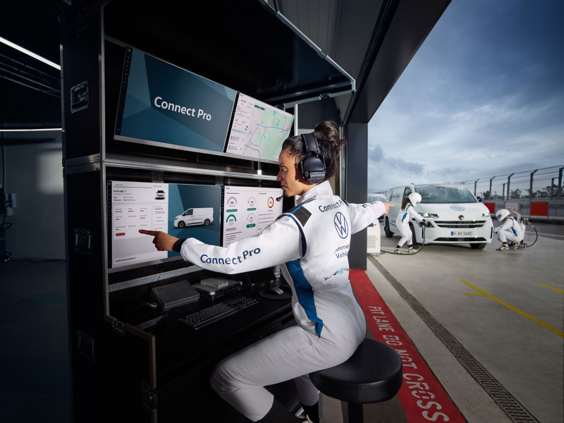 Connect Pro Boxenstopp Team wertet Daten am Bildschirm aus.