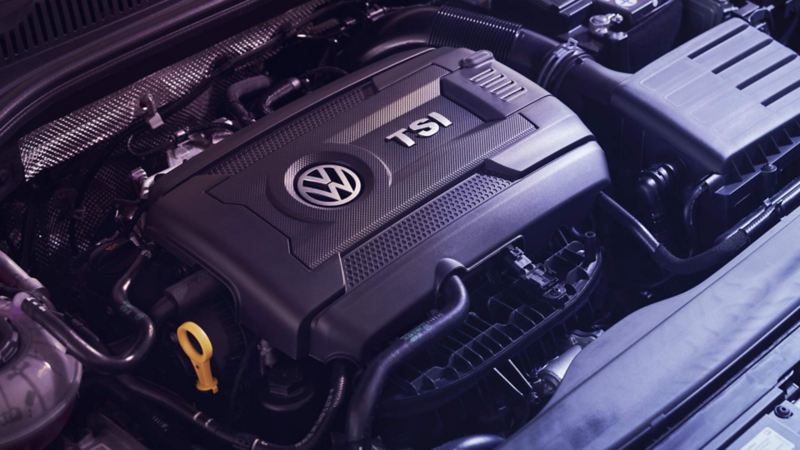 Motor de Jetta GLI 2023 de 2.0 L TSI y 230 Hp con logos de Volkswagen y TSI.