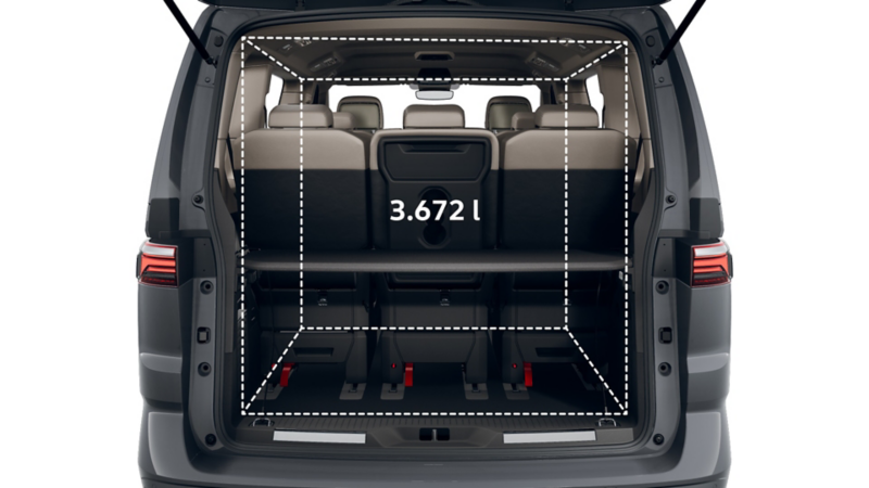 Der VW Multivan Style eHybrid von hinten.