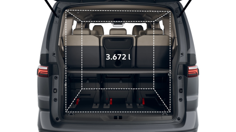 Der VW Multivan Life eHybrid von hinten.