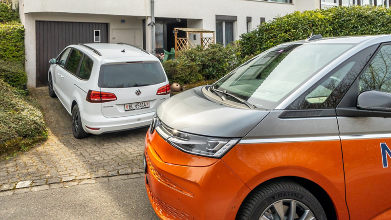 Il Multivan è parcheggiato davanti all'auto attuale della famiglia, che si trova nel garage.