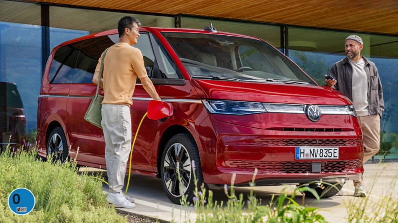 Dos personas cargando el VW Multivan eHybrid.