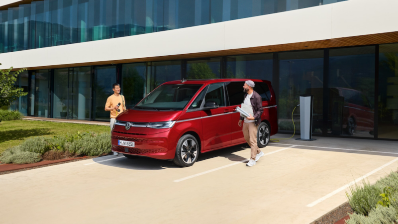Un VW Multvivan rojo de frente.