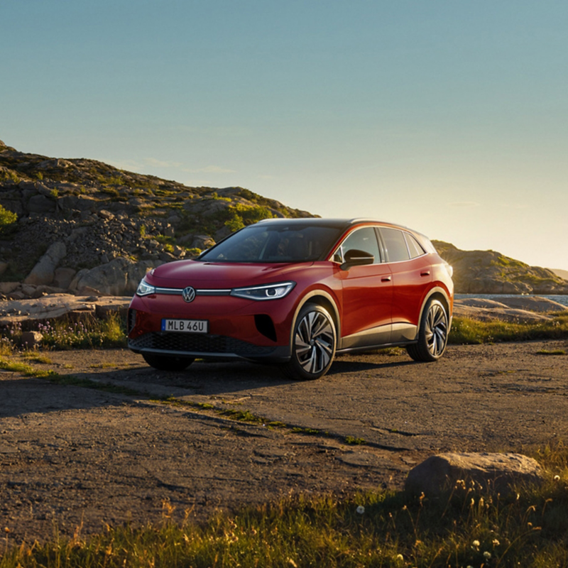 Röd VW ID.4 i klipplandskap