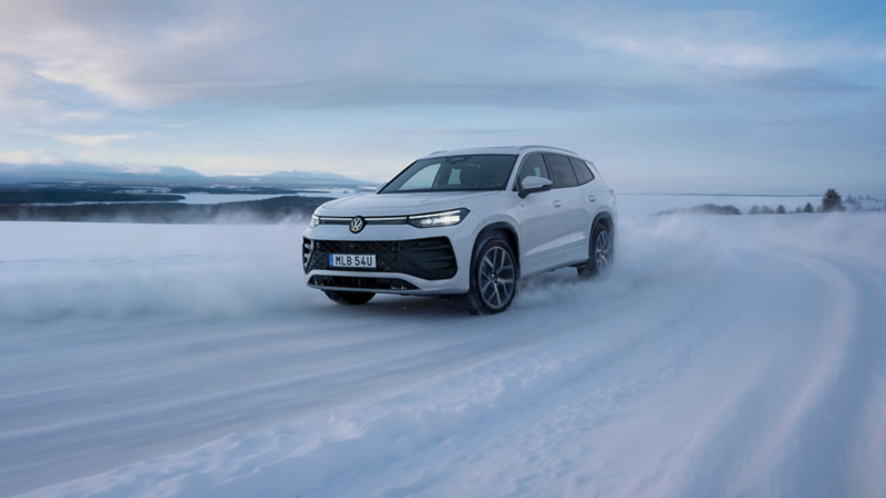 Volkswagen SUV kör på isig vinterväg