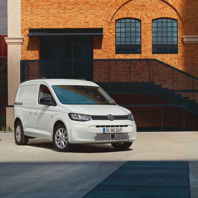 Volkswagen Caddy Cargo stoi na placu.