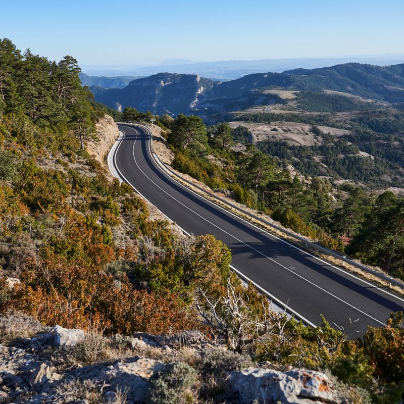 Una strada che attraversa un passo di montagna.