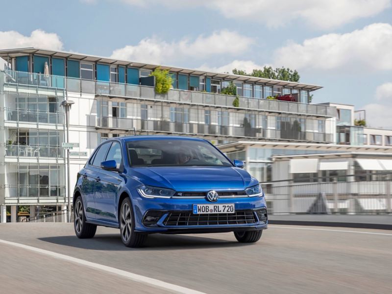 Το νέο Volkswagen Polo σε μπλε χρώμα εν κινήσει σε αυτοκινητόδρομο