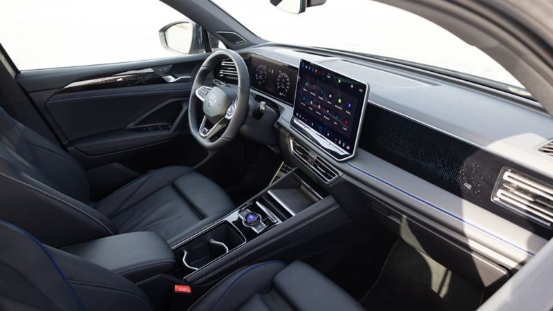 The new 2024 Tiguan - Interior view of the front seats in gray and white