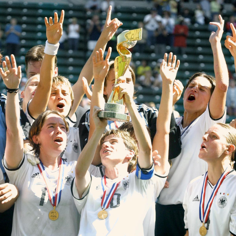 Nia Künzer Jubel mit Pokal