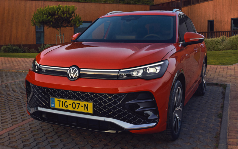 Vooraanzicht rode Volkswagen Tiguan, focus op matrix koplampverlichting