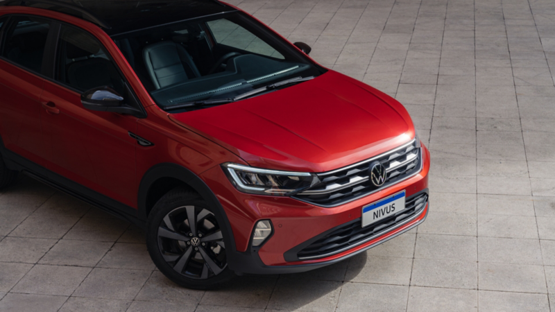 Imagen de un Volkswagen Nivus rojo en Ecuador, representado por Impoventura C.A., destacando diseño moderno y tecnología avanzada.