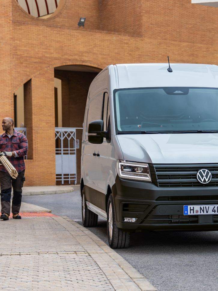 volkswagen profesionales hombre trabajando delante de un furgon