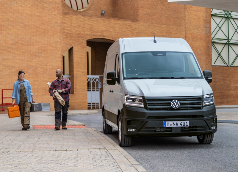 volkswagen profesionales hombre trabajando delante de un furgon