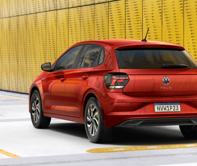 Volkswagen Polo rojo visto desde atrás con luces posteriores y spoiler integrado.