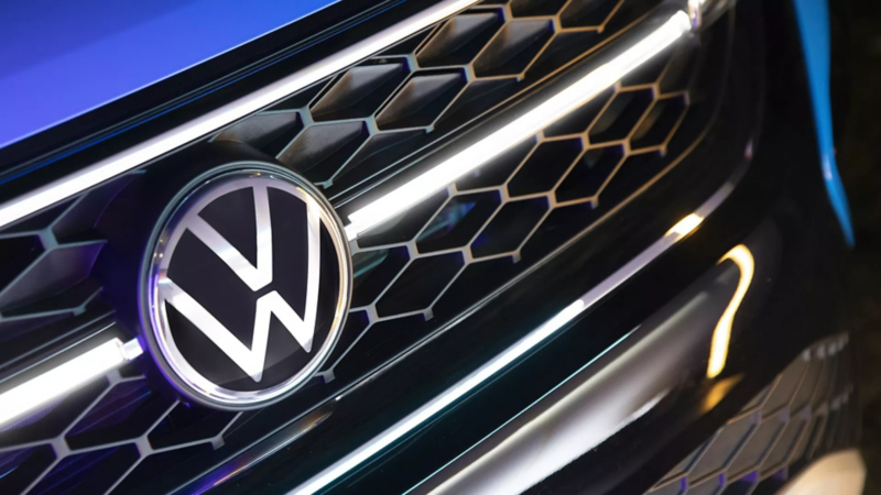 nuevo logo volkswagen en parilla frontal taos