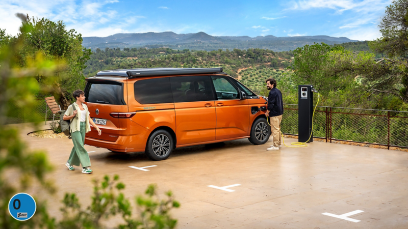 Dos personas cargando el VW Nuevo California eHybrid.
