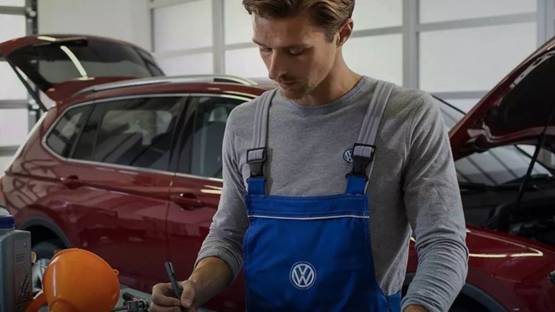 Mécanicien de Volkswagen qui répare un véhicule