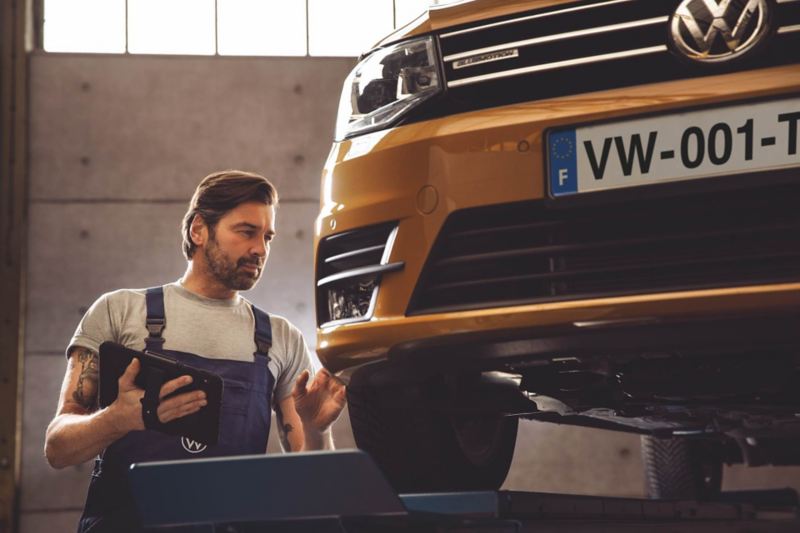 Un technicien Volkswagen Véhicules Utilitaires contrôle la réparation de la carrosserie