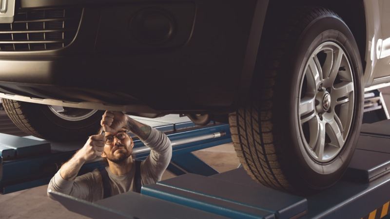 Un technicien Volkswagen Véhicules Utilitaires effectue une vérification sur un utilitaires