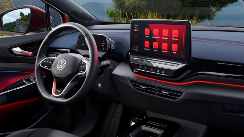 En kunde afleverer bilnøglen til sin elbil til en VW servicemedarbejder.