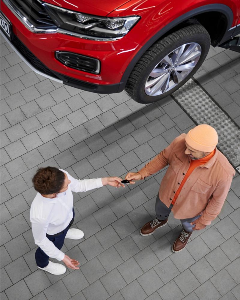 Cliente satisfecho dejando la cita de servicio de VW