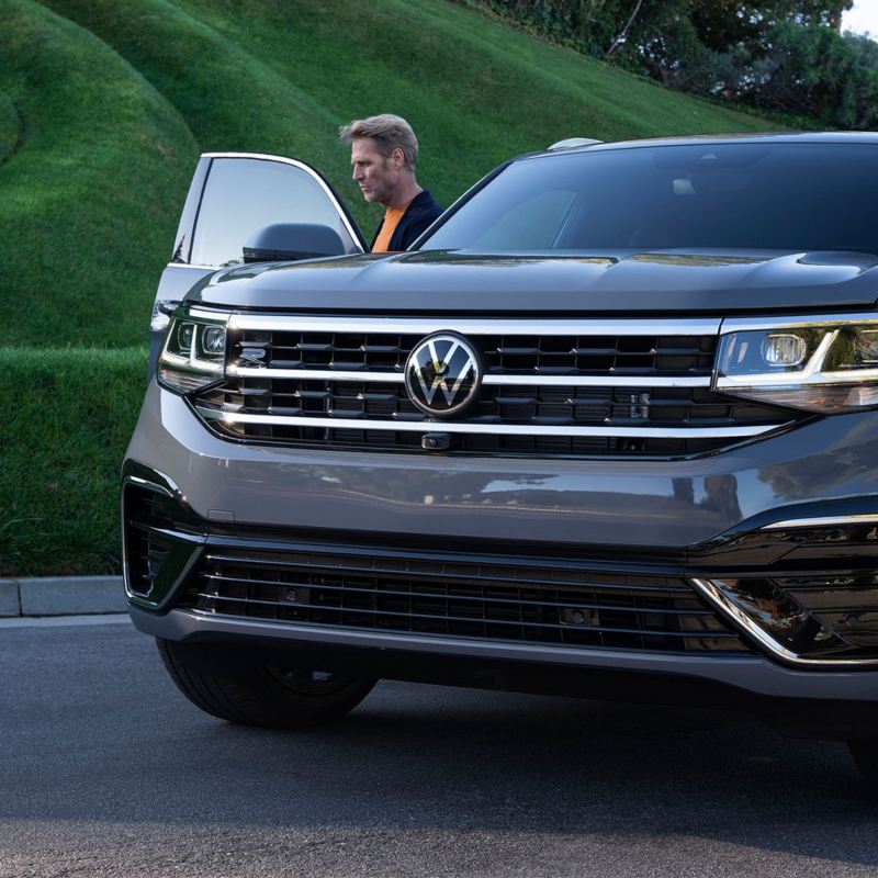 Man standing next to Atlas Cross Sport, outgoing link to "owners and drivers" page 