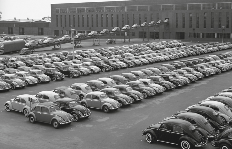 Volkswagen Beetle uitgestald in de Volkswagen-fabriek in Vorst