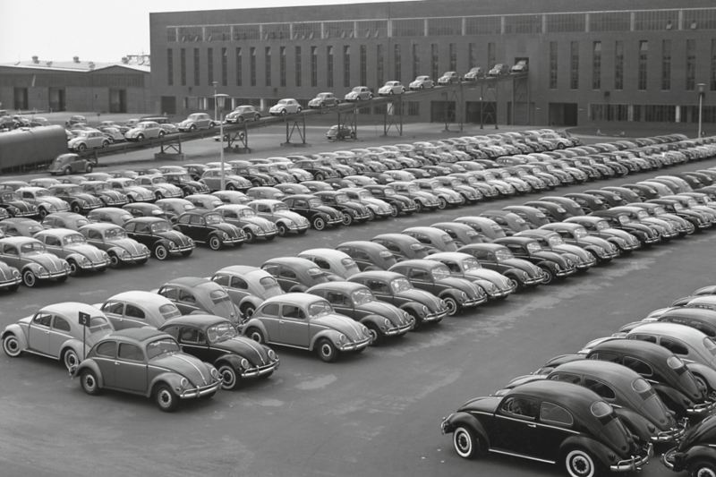 Volkswagen Beetle uitgestald in de Volkswagen-fabriek in Vorst