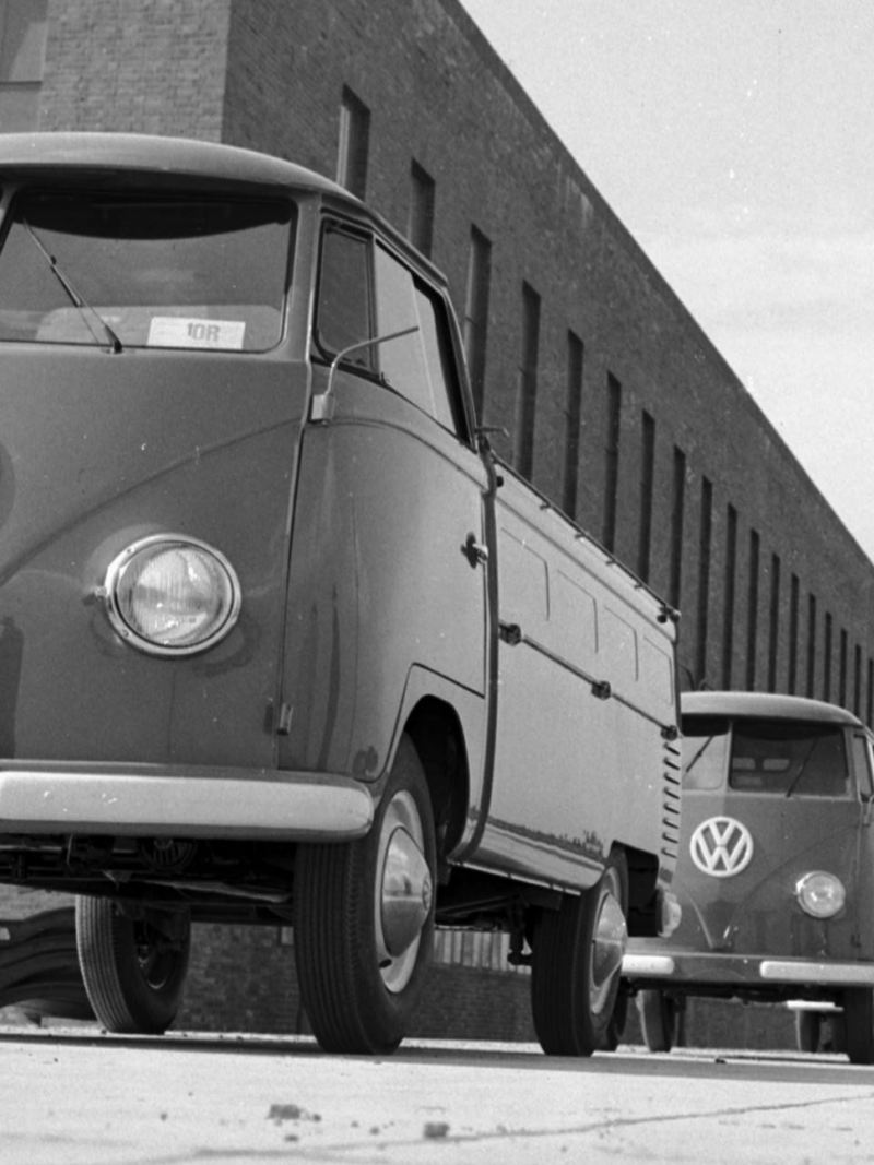 Ciąg Volkswagenów T1 Bulli przed fabryką w Hannoverze