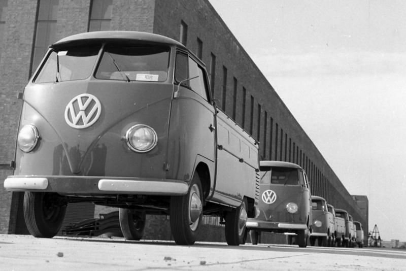 Ciąg Volkswagenów T1 Bulli przed fabryką w Hannoverze