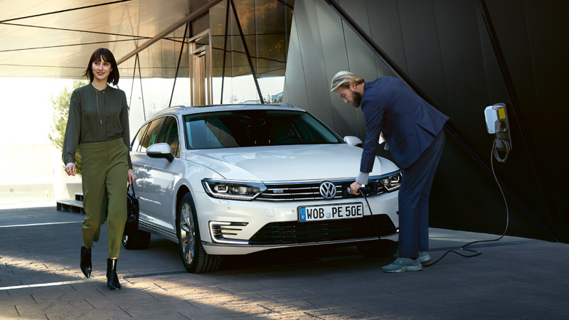 Passat GTE podłączony do ładowarki