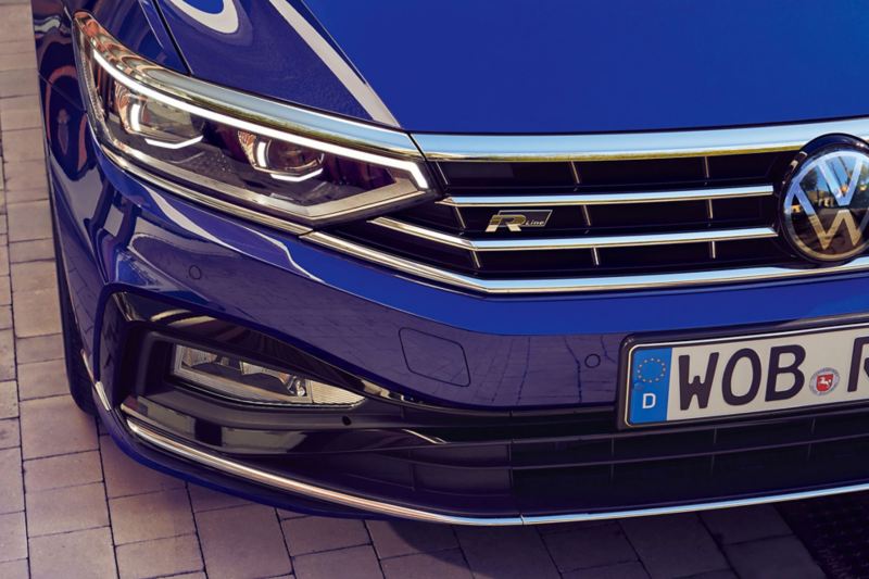 Volkswagen od przodu po zmroku, detal: reflektor