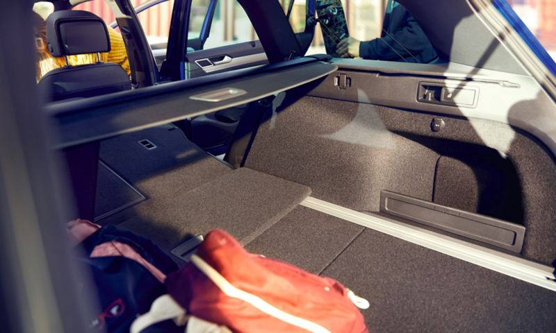 Nærbillede af det rummelige bagagerum i VW Passat Variant med nedklappede bagsæder.
