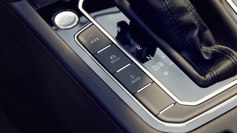 VW Passat GTE: Tasten links neben dem Schalthebel, LED der GTE-Taste beleuchtet, Start-Stopp-Knopf