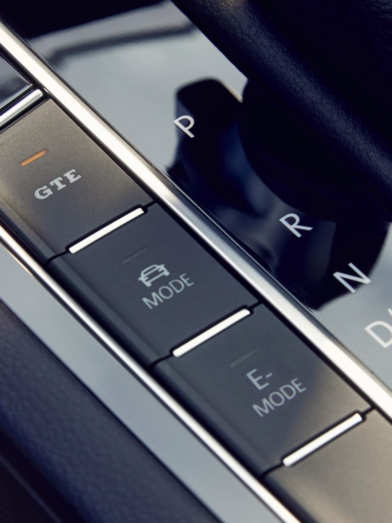 Detailansicht der Tasten links neben dem Schalthebel im VW Passat GTE Variant. Zu sehen: Start-Stopp-Knopf, GTE-Taste, E-Mode Taste.