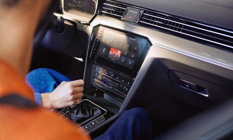 VW Passat GTE mittkonsol med ”Discover Pro” navigationssystem, skärm med kompass, högtalare, WLAN, Bluetooth, energiflöde och radioinformation.