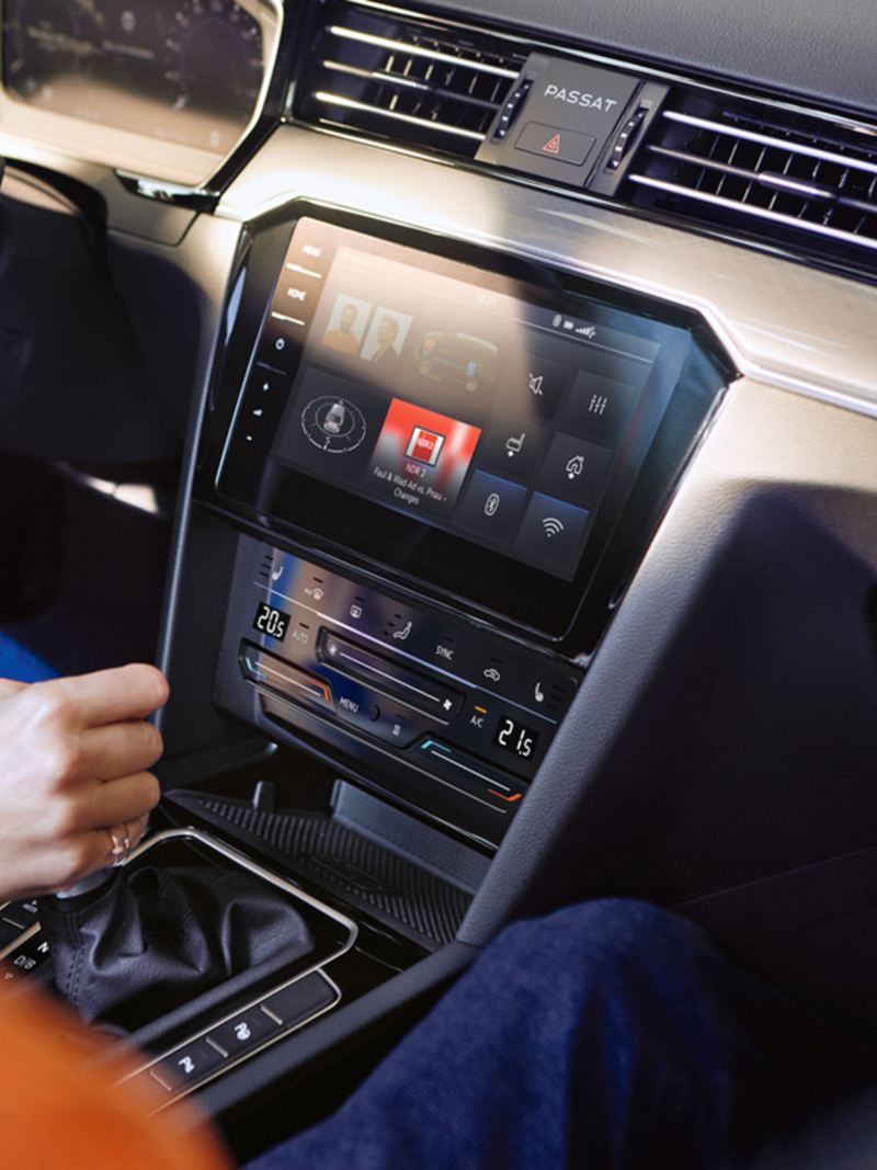 VW Passat GTE mittkonsol med ”Discover Pro” navigationssystem, skärm med kompass, högtalare, WLAN, Bluetooth, energiflöde och radioinformation.