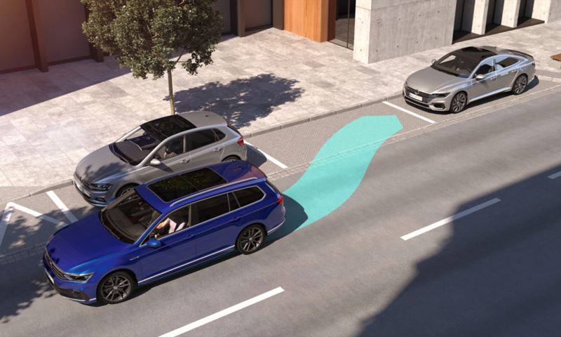 Blauer VW Passat Variant parkt seitlich in eine Parklücke ein, dabei wird der optionale Park Assist genutzt.