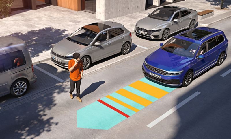 VW Passat Variant im Straßenverkehr, Fußgänger überquert die Straße. Schematische Darstellung des Notbremsassistenten „Front Assist“.