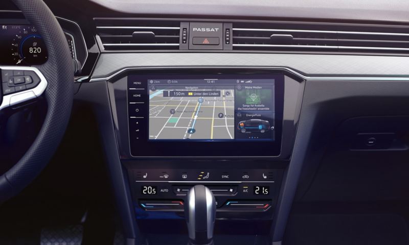 Detail Mittelkonsole VW Passat GTE Variant mit Navigationsscreen und Energieflussanzeige 