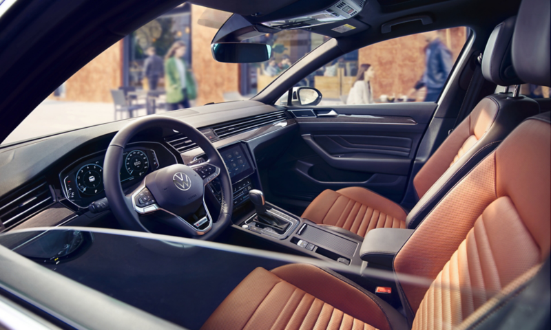 Passat interior photo of the cockpit and front seats, view to the right door through half-open left window, seats in leather "Nappa" in the colours Florence and titanium black