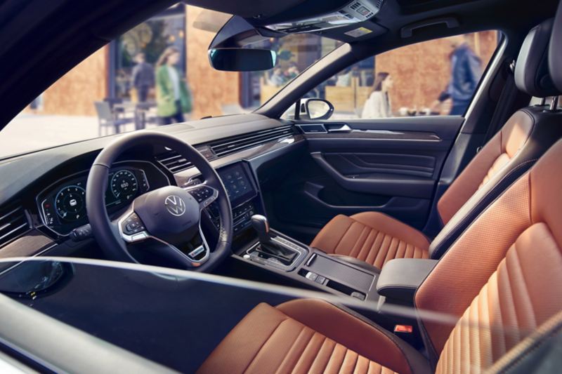 Passat interior photo of the cockpit and front seats, view to the right door through half-open left window, seats in leather "Nappa" in the colours Florence and titanium black