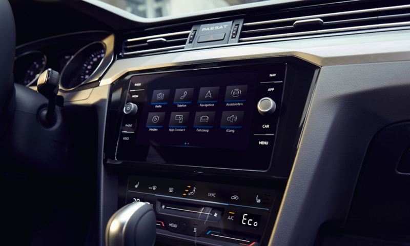 optionales Navigationssystem „Discover Media“ im VW Passat Variant mit optionalem R-Line Paket, Startbildschirm mit 8 Funktionen.